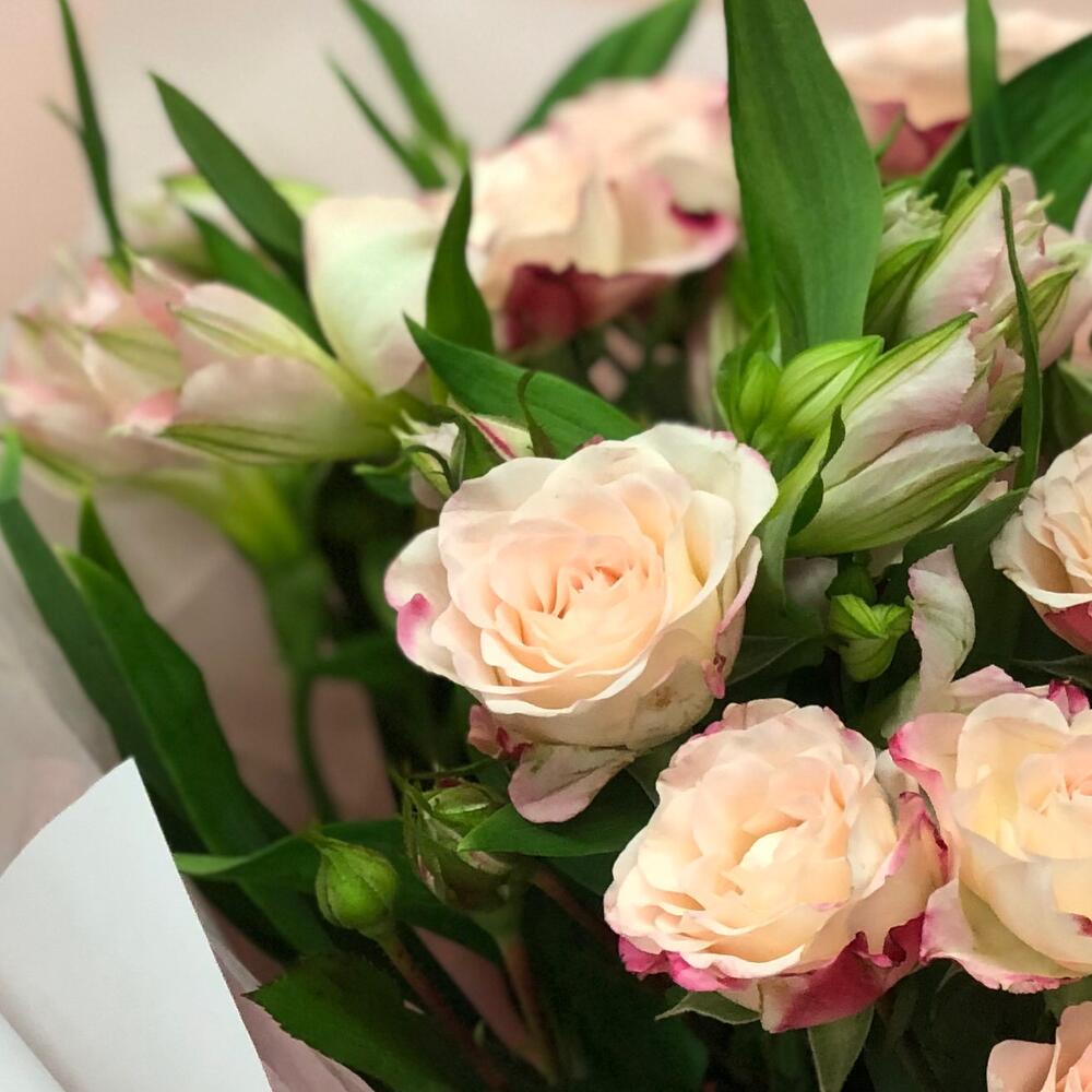 Букет из кустовой розы и альстромерии Букет из кустовой розы и альстромерии