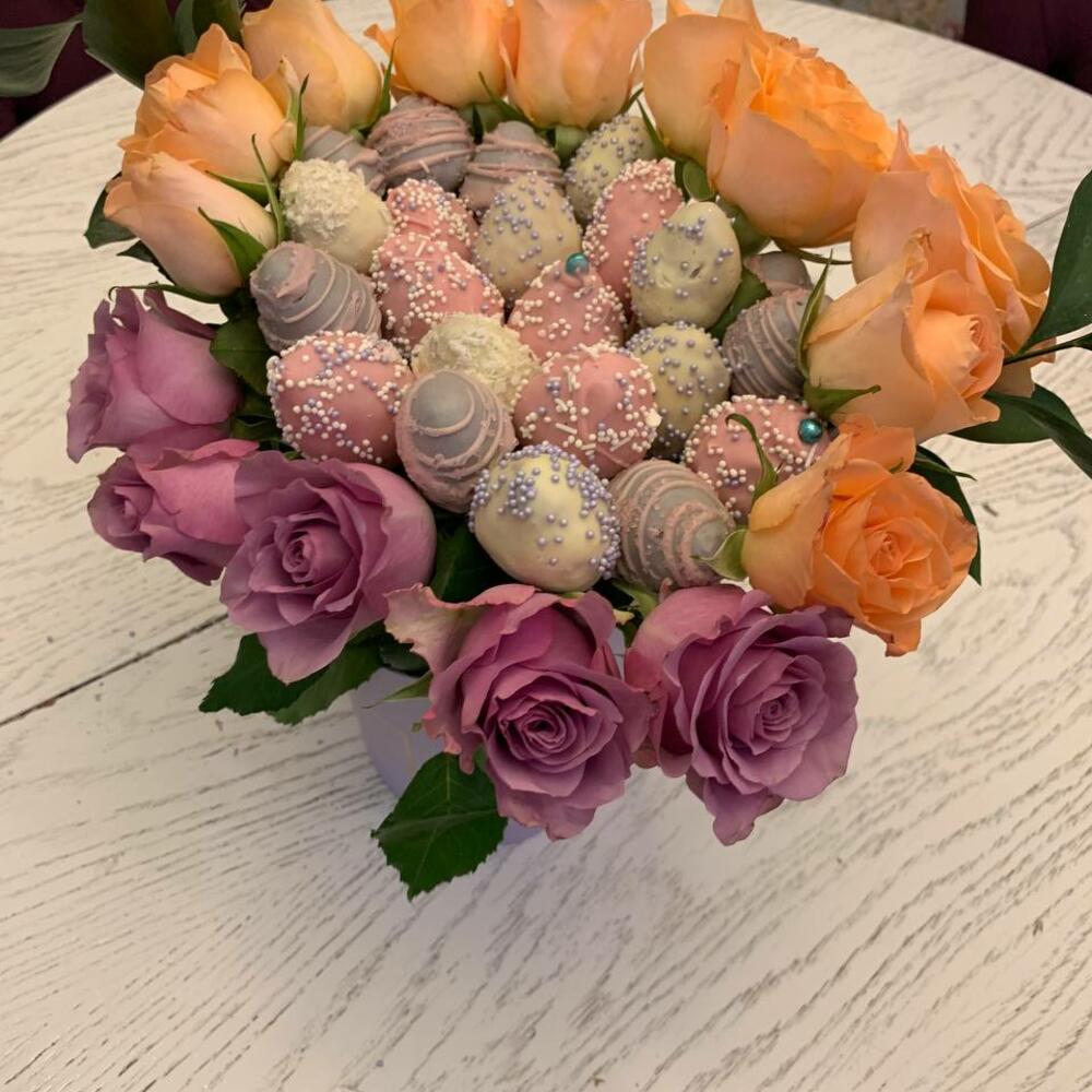 Букетиз клубники в шоколаде с розами 