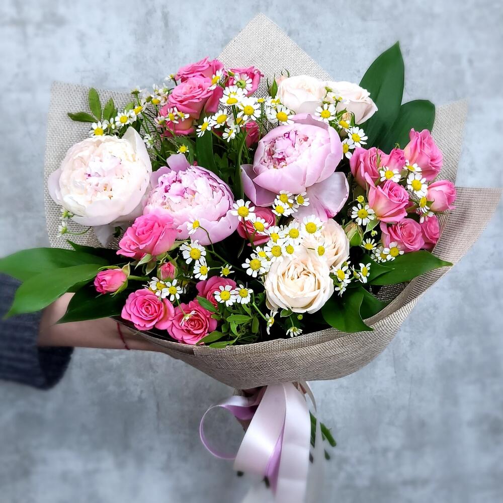 Полевой букет с Пионами и ромашкой и роза Полевой букет с Пионами и ромашкой и роза