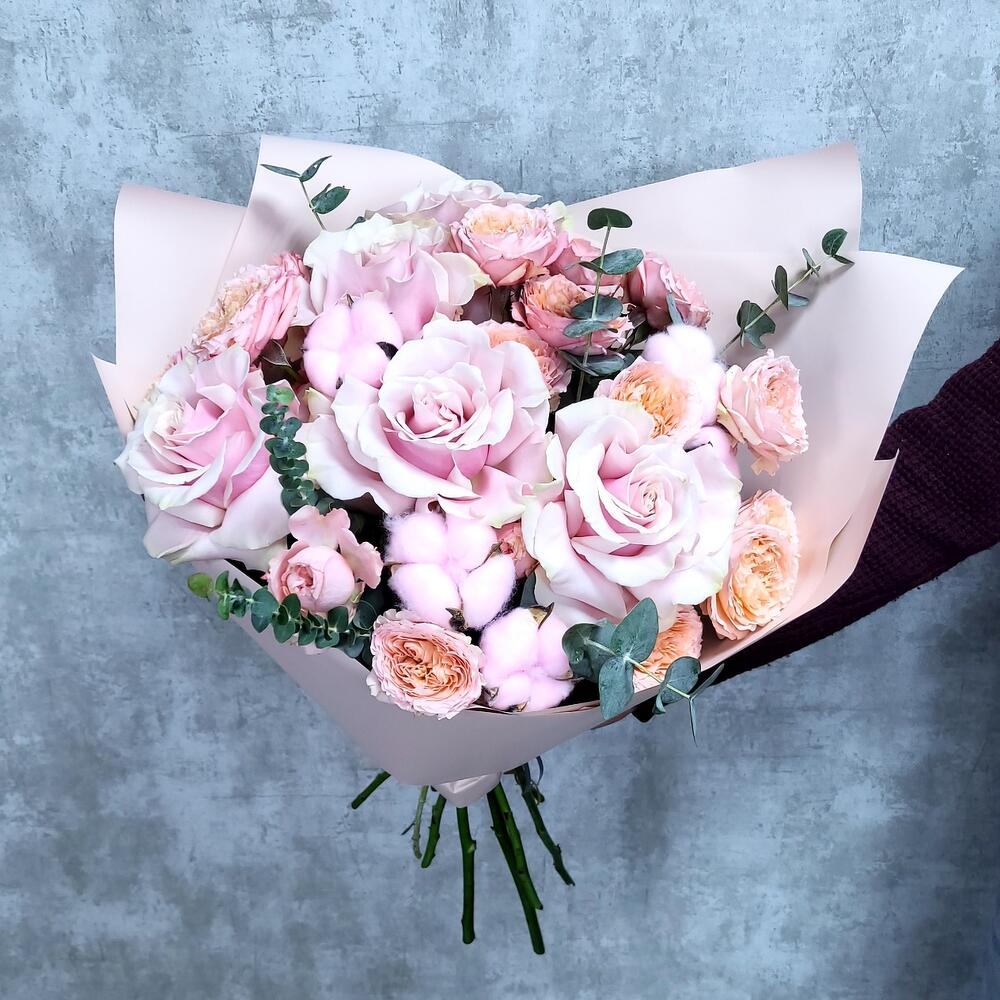 Розовый жемчуг Букет из французких роз и пион видных роз с хлопком Розовый жемчуг Букет из французких роз и пион видных роз с хлопком