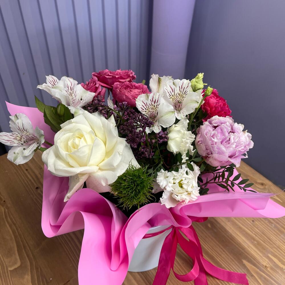 Цветы в коробке с пионом и розой Цветы в коробке с пионом и розой