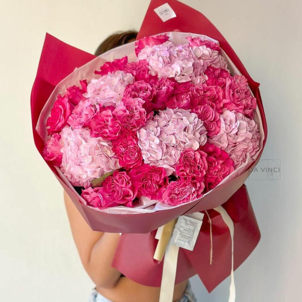 “Мария Амалия” с голландской розой и гортензией в нежном оформлении